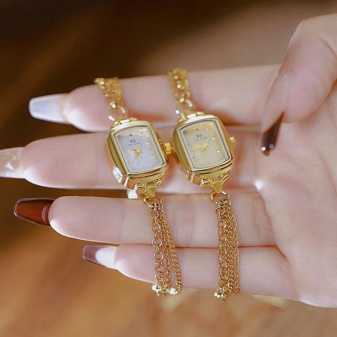 DELUXE GOLD BRACELET WATCH