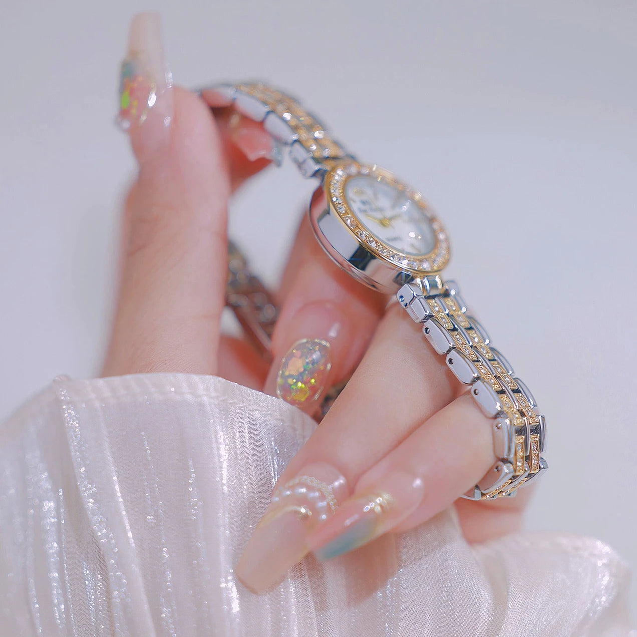 OPULENT GOLD BRACELET WATCH