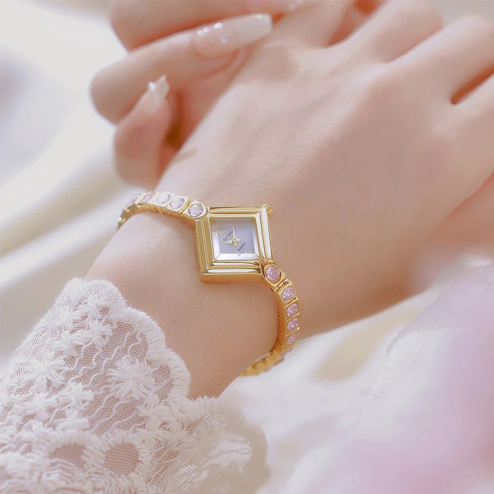 GLAMOROUS GOLD BRACELET WATCH